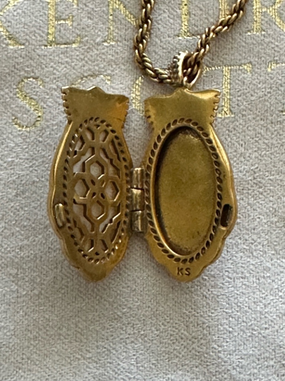 Kendra Scott Gold-Tone Mother of Pearl Shell Locket Necklace - Picture 5 of 7
